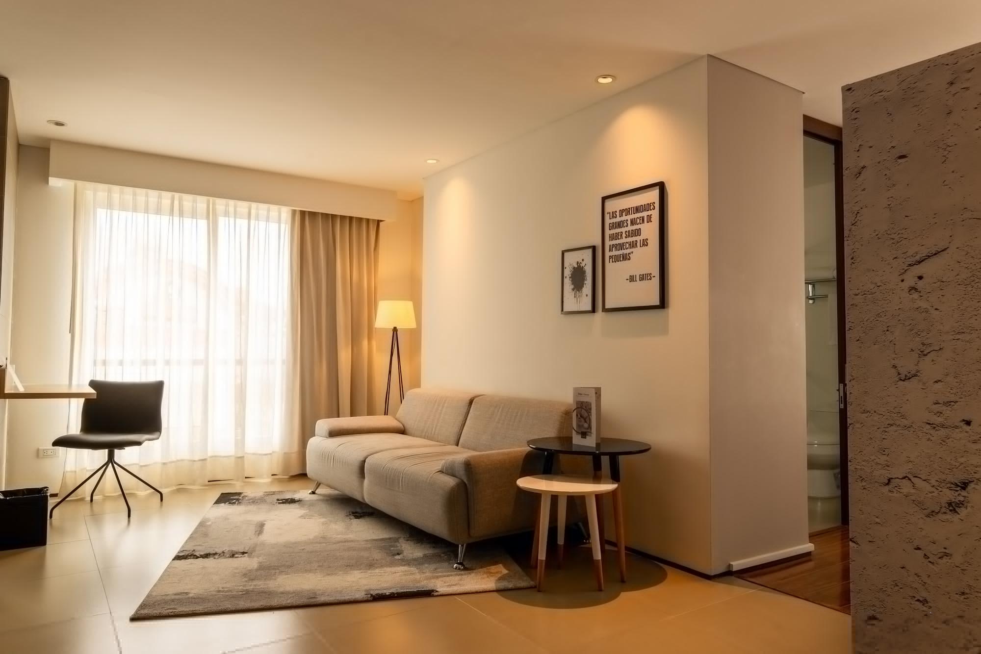 Quo Quality Hotel Манисалес Екстериор снимка A living room with a sofa