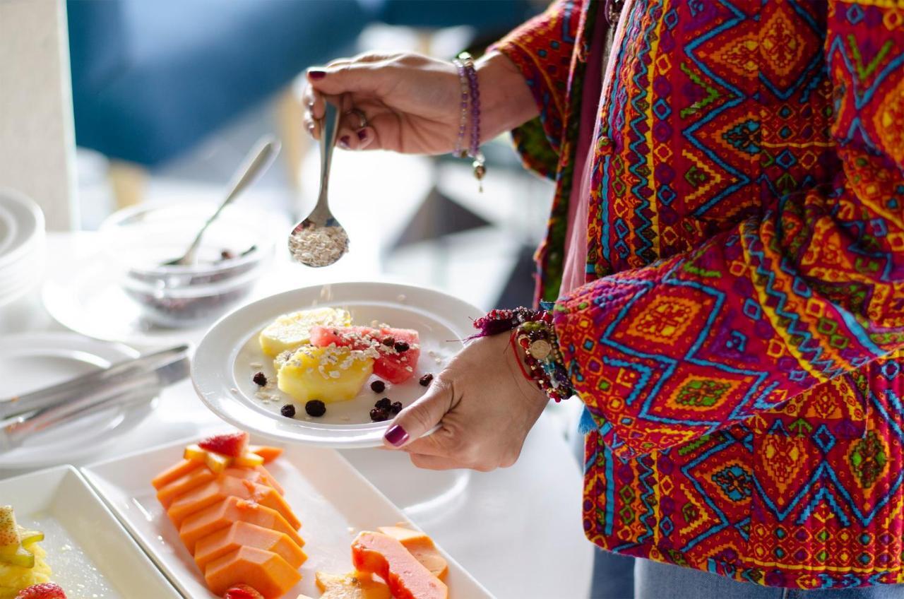 Quo Quality Hotel Манисалес Екстериор снимка A woman using a spoon